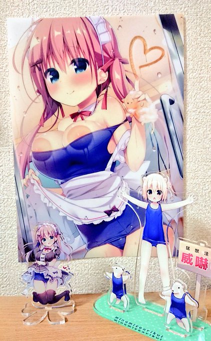 グッズ届いた!ポスターどうなるかなーってハートの所だけ透けさせてみたら結構良い感じになった気がする!アクリルフィギュアの台座はリボンの形で可愛いですー!アリクイと比べると9～10㎝くらいかと! 