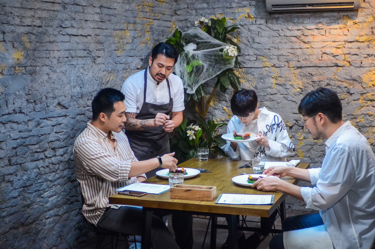 #COMINGSOON

#박준우셰프 #주배안셰프 #유선호
세 남자가 만나, 조금 특별한 곳으로 떠납니다.
그들이 모인 이유가 궁금하다면? 
11월, Olive에서 만나요 :)