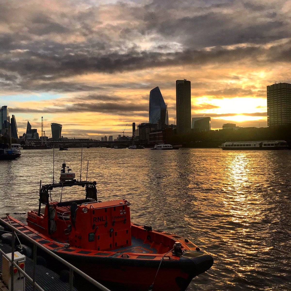 Matt_Leat's tweet photo. A routine short overnight @TowerRNLI with no calls. https://t.co/bsJPJv0KtW