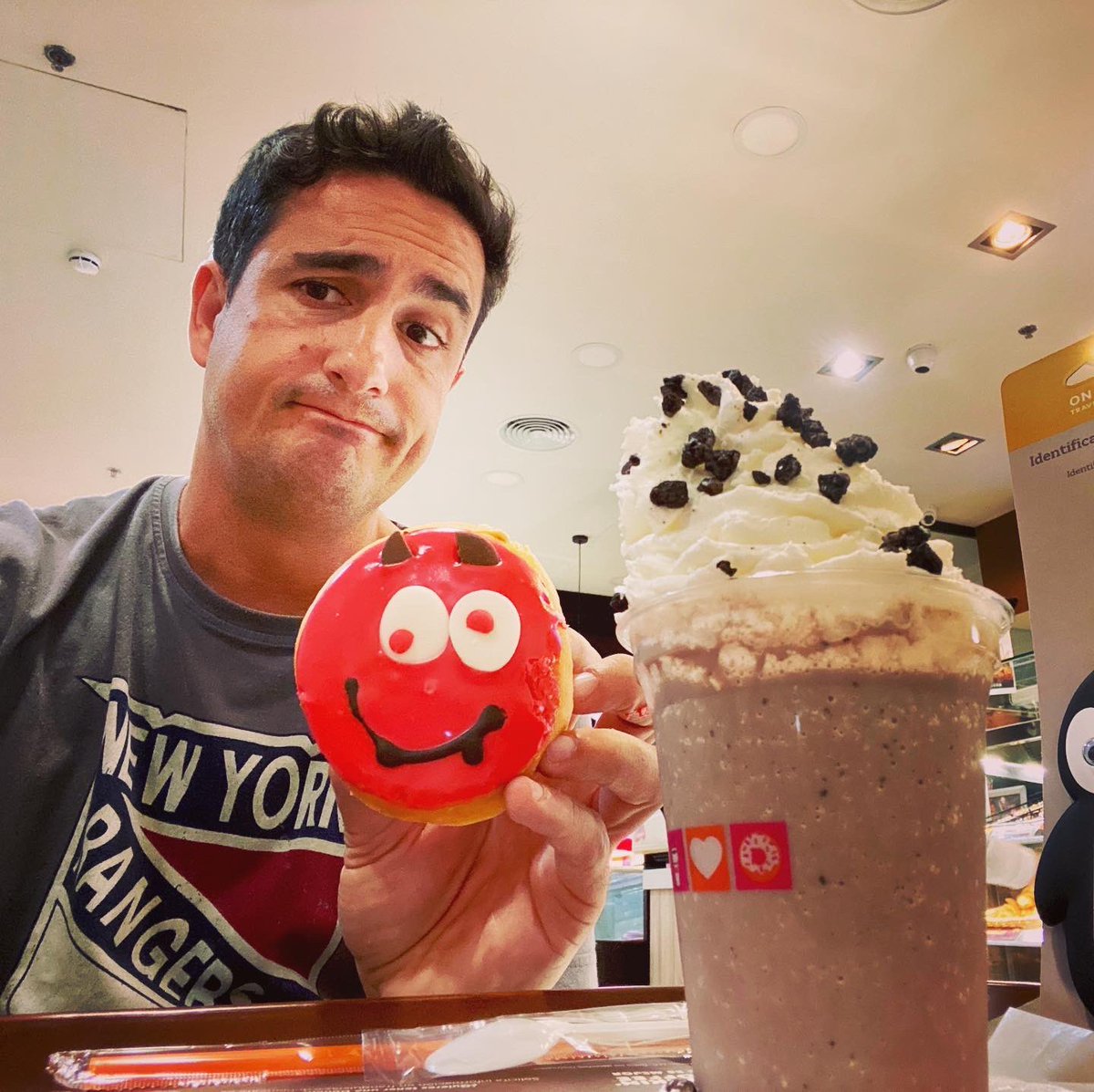 davidgagoautor's tweet photo. ¡Buenos día! Me muero de sueño 😴😴😴  #GotTalentGala7 #odioestehorario #AirPodsPro #BuenosDiasATodos #BuenosAires #BuenosDiasMundo #octubre #donnuts #dunkindonuts #Hoy #cafe #CoffeeLover #hoy #today #Malaga #madrid #sonrie https://t.co/PPdVOKXgVF