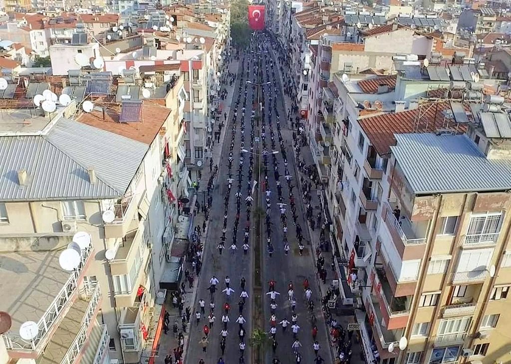baskaneris's tweet photo. 🇹🇷Muhteşemsin Ödemiş🇹🇷
Efeler diyarı Ödemiş'te 2 bin gönüllümüzün muhteşem zeybek gösterisi ile Cumhuriyet coşkusunu yüreklerde paylaştık. Ödemiş Halk Eğitimi Merkezi ilgililerine, eğitmenlerine ve bu coşkuyu bize yaşatan gönüllülerimize yürekten teşekkürler... https://t.co/mfbO1jGTXT