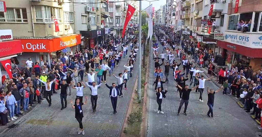 baskaneris's tweet photo. 🇹🇷Muhteşemsin Ödemiş🇹🇷
Efeler diyarı Ödemiş'te 2 bin gönüllümüzün muhteşem zeybek gösterisi ile Cumhuriyet coşkusunu yüreklerde paylaştık. Ödemiş Halk Eğitimi Merkezi ilgililerine, eğitmenlerine ve bu coşkuyu bize yaşatan gönüllülerimize yürekten teşekkürler... https://t.co/mfbO1jGTXT