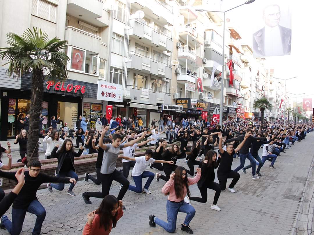baskaneris's tweet photo. 🇹🇷Muhteşemsin Ödemiş🇹🇷
Efeler diyarı Ödemiş'te 2 bin gönüllümüzün muhteşem zeybek gösterisi ile Cumhuriyet coşkusunu yüreklerde paylaştık. Ödemiş Halk Eğitimi Merkezi ilgililerine, eğitmenlerine ve bu coşkuyu bize yaşatan gönüllülerimize yürekten teşekkürler... https://t.co/mfbO1jGTXT