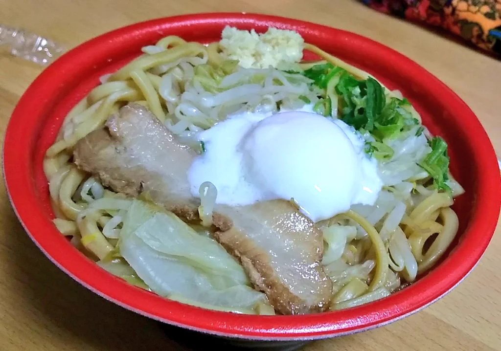 ラーメン二郎みたいなラーメンだよ、こってり👍
温泉卵は家で作って乗せたけどもともとうずらの玉みたいのは載ってた😇すんごいしょっぱいスープだからご飯にあうw  