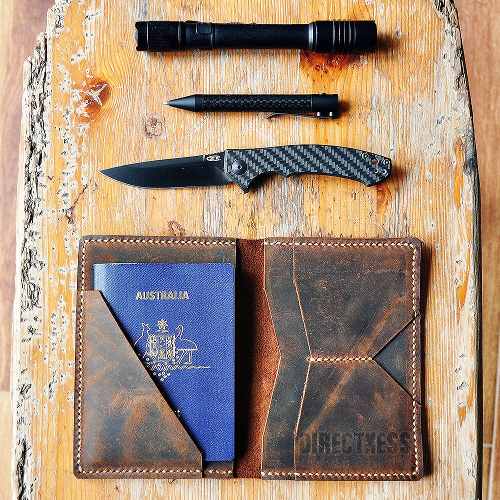 directnessknife's tweet photo. I kinda miss all my EDC gear back home. I have the essentials here with me though. Flashlight, pen, folder and passport in a nice leather holder. #streamlight #bokerplus #zerotolerance #passport #leathergoods #streamlightprotac #bokerknives #ztknives #zerotoleranceknives https://t.co/nlVC5r4Ha9