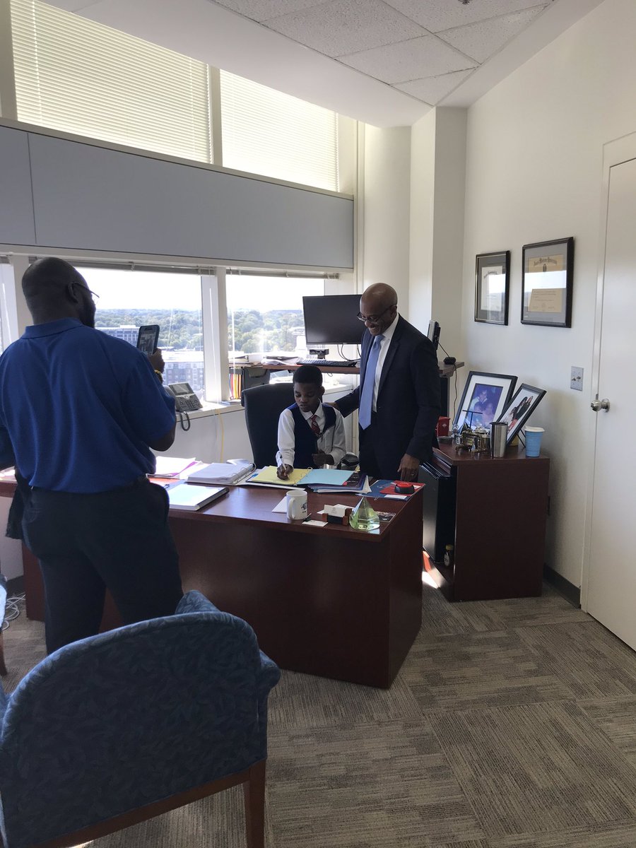 MichaelDeVaul's tweet image. Gave @CLTMayor an quarterly update on #MBKCLTMECK today. While visiting we had @CharMeckSchools student Christian touring the office. Always great to watch the authentic embrace. #BuildStrongBoys + #BuildStrongCommUnities =&amp;gt; #MBKOnTheMove. Thanks also to City Manager &amp;amp; Council.