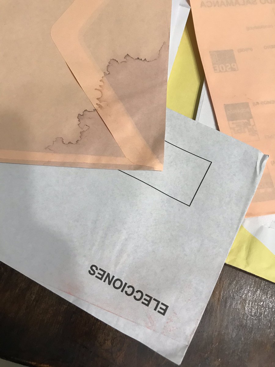 chema's tweet photo. Así he recibido las papeletas para realizar el voto por correo: completamente pegadas debido a la humedad y, por tanto, inútiles. ¿Ahora cómo voto? @jcyl @transparencia @PSOE_CyL @Podemos_CyL @PopularesCyL https://t.co/1vL0rKm4Nq