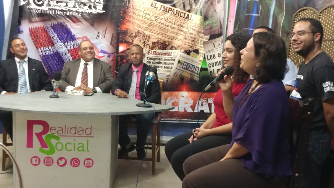 EsmilHernandez_'s tweet photo. Hoy en un programa especial de la Tribuna Democrática de Realidad Social, con el equipo de #GlobalGlimpse, reconociendo su importantísimo trabajo, hemos despedido a su coordinadora general, Molly Carina Dengler.
Carina, Constanza te recordará siempre con amor. https://t.co/gc2Nm5QnWI