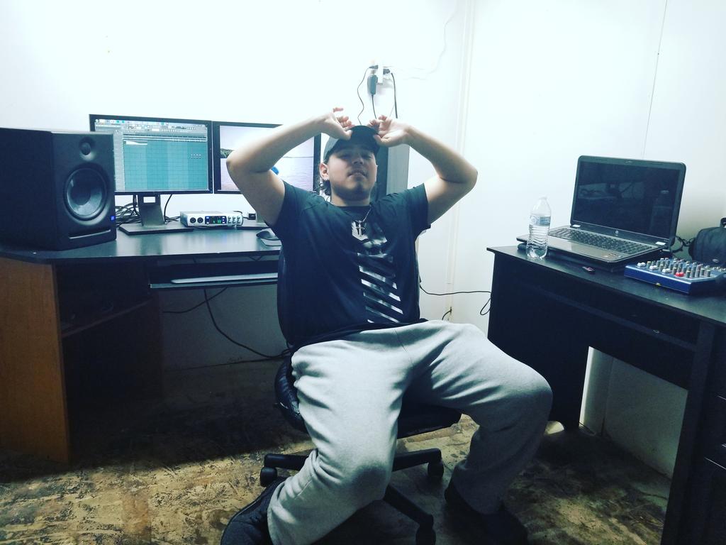 GLyrically's tweet image. Where everyone at . Show some love so i know who im trying to perform and do this work for. #LGsaidEt #WhereThaLove