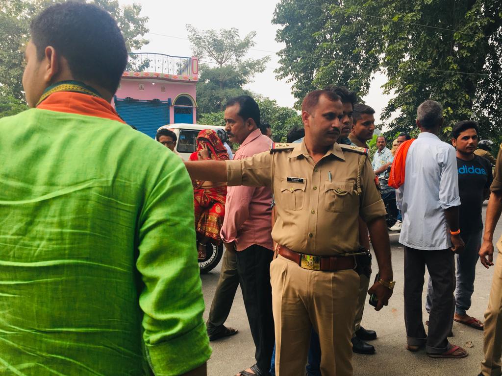 AwnishPathak7's tweet photo. कल मैं कसया से आ ही रहा था कि इसी बीच #तरकुलवा क्षेत्र में एक #invoa वाले ने तेज़ गति के वज़ह से एक बाइक सवार को चोटिल कर वाहन भी क्षतिग्रस्त कर वहा से invoa चालक फ़रार हो गया फिर मैं नजदीकी थाना तरकुलवा में सूचित कर सहयोग करने का आग्रह किया। https://t.co/QkJNmRL1xh