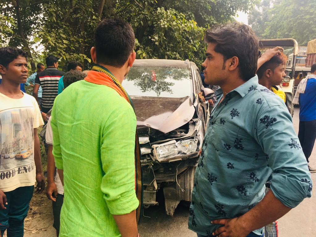 AwnishPathak7's tweet photo. कल मैं कसया से आ ही रहा था कि इसी बीच #तरकुलवा क्षेत्र में एक #invoa वाले ने तेज़ गति के वज़ह से एक बाइक सवार को चोटिल कर वाहन भी क्षतिग्रस्त कर वहा से invoa चालक फ़रार हो गया फिर मैं नजदीकी थाना तरकुलवा में सूचित कर सहयोग करने का आग्रह किया। https://t.co/QkJNmRL1xh