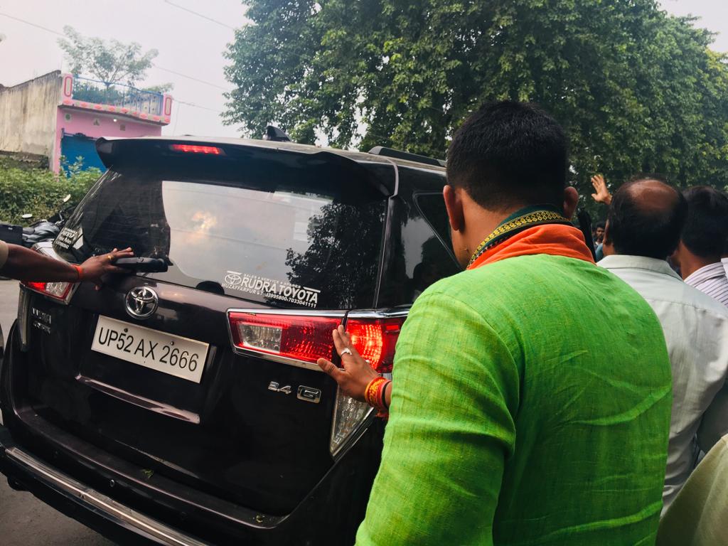 AwnishPathak7's tweet photo. कल मैं कसया से आ ही रहा था कि इसी बीच #तरकुलवा क्षेत्र में एक #invoa वाले ने तेज़ गति के वज़ह से एक बाइक सवार को चोटिल कर वाहन भी क्षतिग्रस्त कर वहा से invoa चालक फ़रार हो गया फिर मैं नजदीकी थाना तरकुलवा में सूचित कर सहयोग करने का आग्रह किया। https://t.co/QkJNmRL1xh