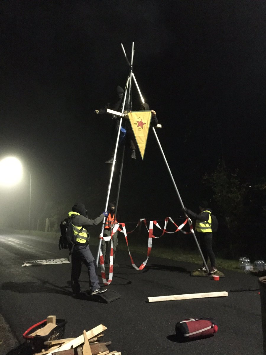 Morgens halb sechs in #Unterlüß Die Gruppe SIGMAR (solidarische Intervention gegen Menschenrechtswidrige Angriffskriege und Rüstungsexporte)
blockiert die Zufahrt der Waffenfabrik #Rheinmetall #RheinmetallEntwaffnen #riseup4rojava #WomenDefendRojava