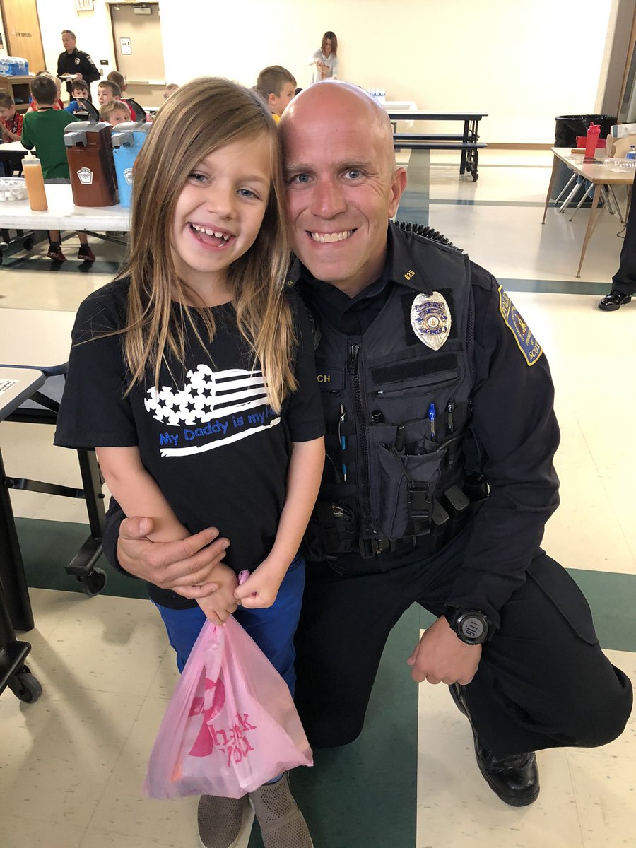 MrsHampsay's tweet photo. Lunch with our favorite heroes! ☺️Thank you for everything you have done and continue to do for us each and every day. ♥️ #WErTJ #GillHallElem #firstgrade #RedRibbonWeek #herolunch #everydayheroes https://t.co/vHwJybft72