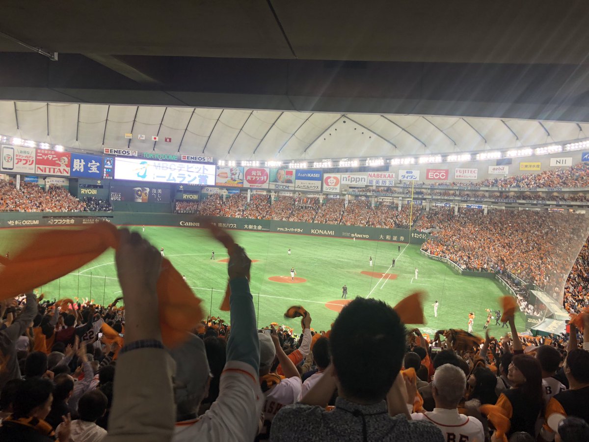 2417cook's tweet photo. 10/22 巨人 vs ソフトバンク ⚾️

知り合いに早朝から
場所取りしてもらって
立ち見1番前で何とか見れた🙏❤️

亀井の二打席連続ホームラン‼️
もうこれが本当に最高✨幸せ🐢

#tokyogiants https://t.co/eqsiUuJ1gC