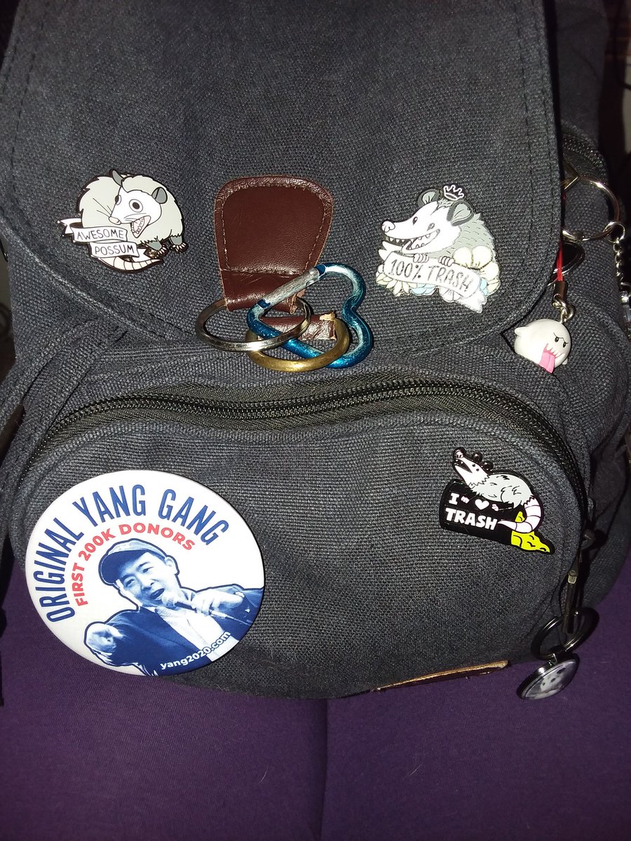 YangGangLex's tweet image. This button is WAY bigger than I imagined and doesn't quite fit the aesthetic of my bag but I'm still gonna rock the hell out of it! So happy it's finally here! Proud to be an original supporter. 💙 #YangGang #YangMerch #MATH #HumanityFirst #YangGangLove