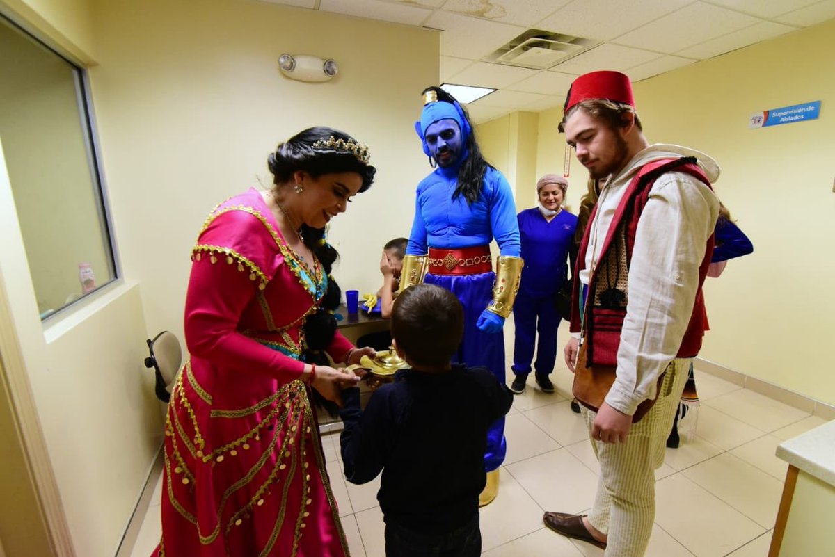 Personificada como Jazmín, asistí en compañía de los guapos Aladino (Carlo) y El Genio de la lámpara (Frank) 🧞‍♂️al albergue temporal de DIF Baja California 👶🏻👧🏻 donde llevamos un momento de alegria con la fiesta de “Halloween” 🎃 👻 en la Fronteriza ciudad de Tijuana.