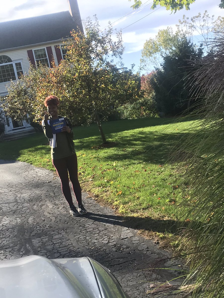 MsShanayNicole's tweet photo. #VoteFulton and Row A! because #MiddletownCT is moving #ForwardNotBackward
.
.
#CommissionedForChange #Politicking #Canvassing https://t.co/VbF6ZVNfQp