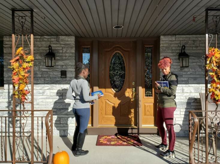 MsShanayNicole's tweet photo. #VoteFulton and Row A! because #MiddletownCT is moving #ForwardNotBackward
.
.
#CommissionedForChange #Politicking #Canvassing https://t.co/VbF6ZVNfQp
