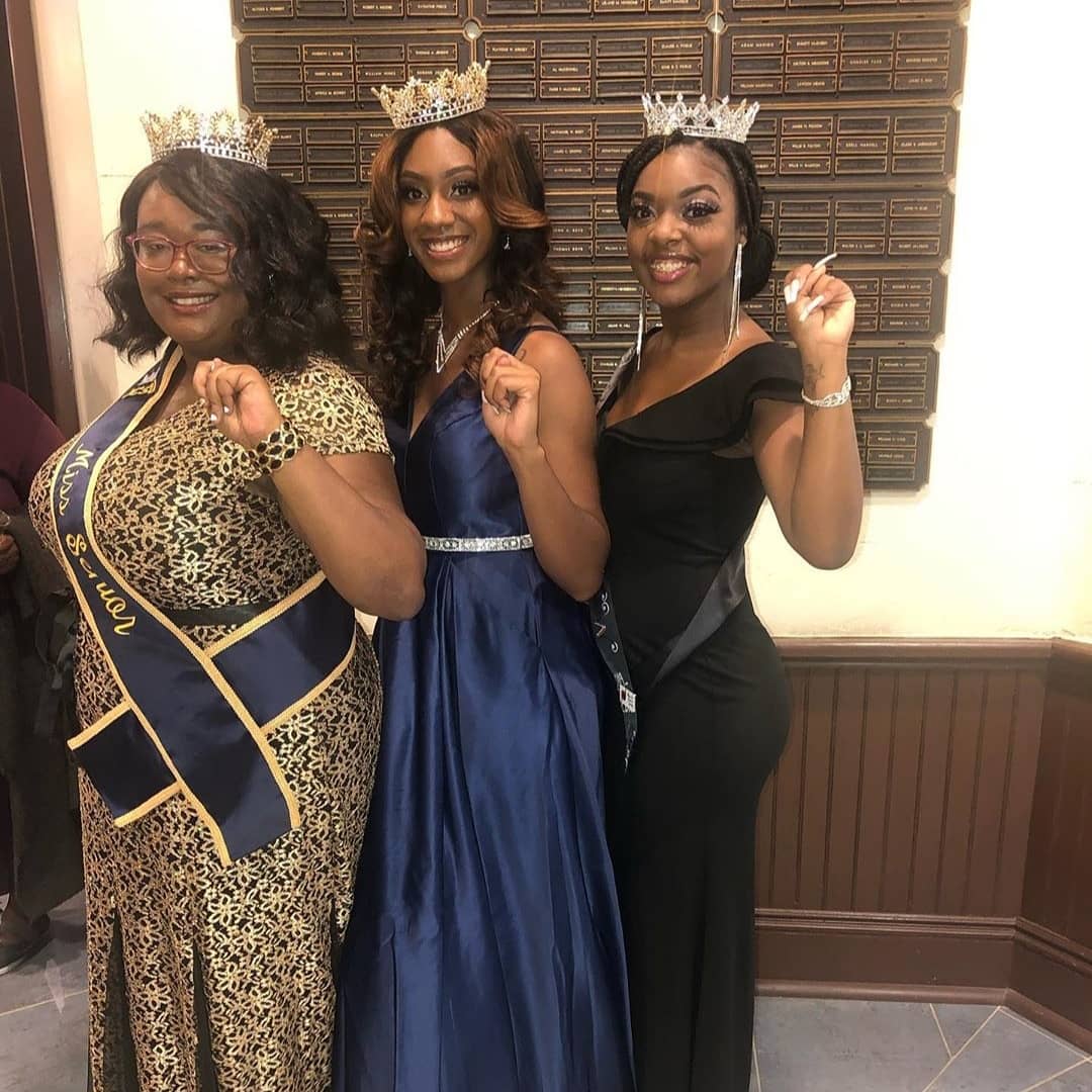 JCSUNCNW's tweet photo. NCNW truly has a royal bloodline💜🧡👑
L to R: 2018-2019 Section President/Miss Senior - Brittany Patrick, 2018-2019 Section Treasurer/2019-2020 Miss Senior - T'Yanna Coker, & 2016-2017 Miss Freshman/2019-2020 Miss NCNW - Sameerah Carey
#ncnwmakesqueens #JCSU #JCSUHC19 #NCNW https://t.co/S7Px3lCQGD