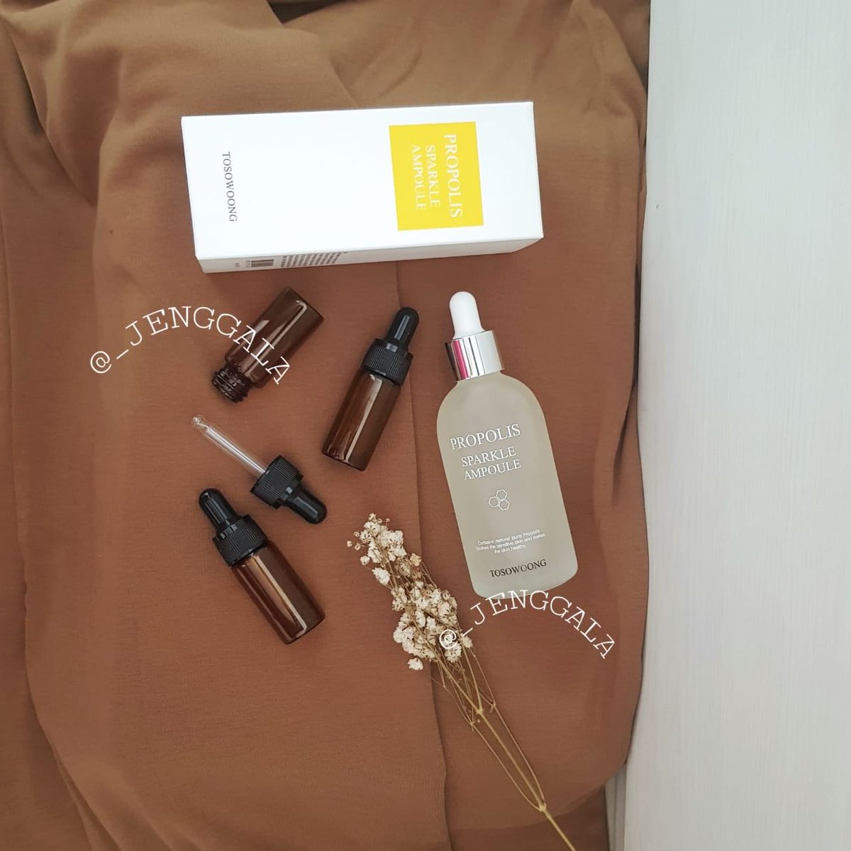 _jenggala's tweet photo. TOSOWOONG PROPOLIS SPARKLE AMPOULE - SHARE IN JAR 10 ML

#tosowoong #jualtosowoongpropolis #jualtosowoong #skincarekorea #skincareshare #shareinjarskincare #shareinjar #tosowoongshareinjar #shareinjartosowoong #tosowoongpropolis https://t.co/rVEIke99tG