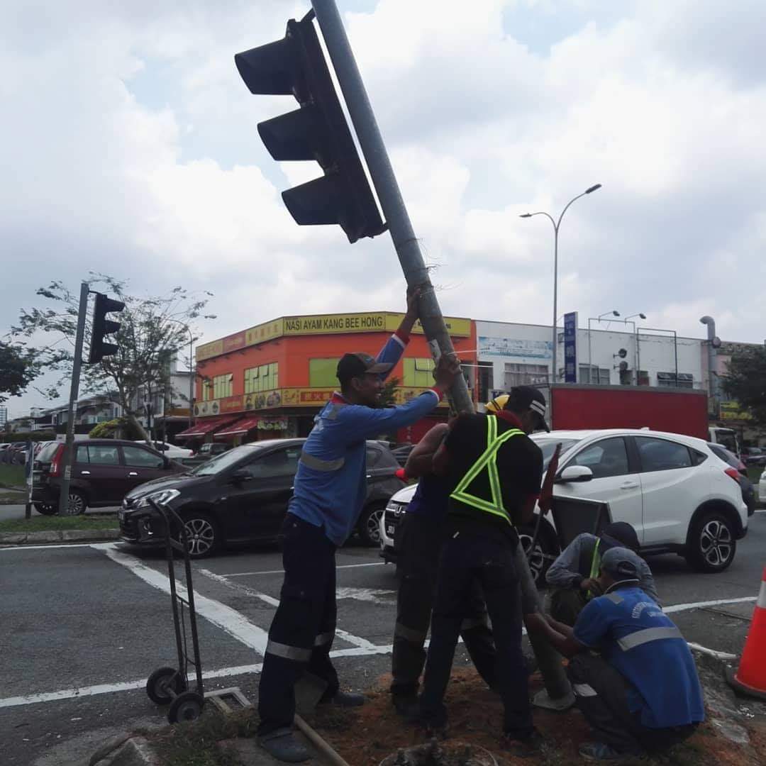 CKhjan's tweet photo. Kerja Naik Taraf Jalan Indah 12/8, Taman Bukit Indah untuk mengatasi Isu illegal turning

#bukitindah
#mbip https://t.co/HD4Bri5hGZ