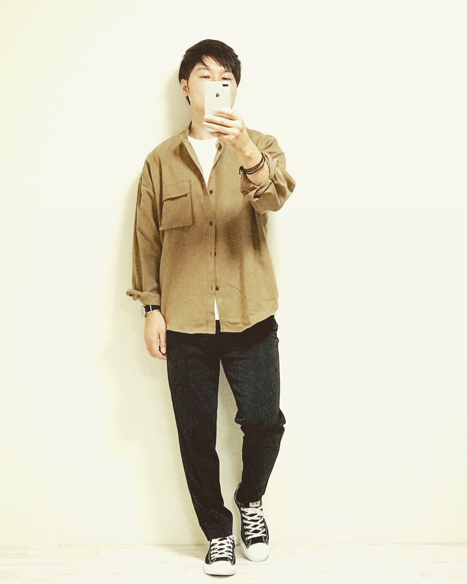 トモ メンズファッションブロガー バンドカラーシャツを使ったコーデです シャツ Jiggysshop Tシャツ パンツ Adamerope スニーカー Converseallstar 時計 バングル Danielwellington 秋コーデ メンズファッションコーデ ベージュシャツ 大人