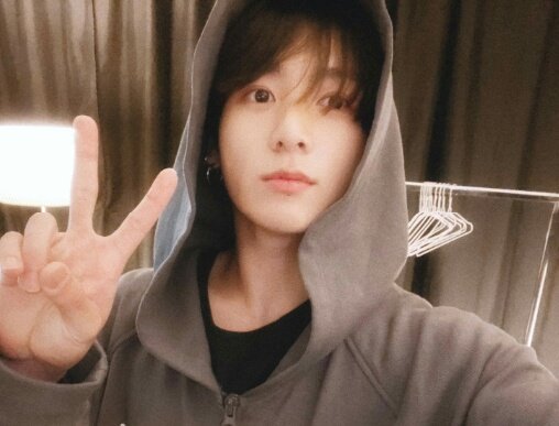 ARMYSTAR16's tweet photo. Ребят, походу Чонгук в заложниках у своего врага! О, нет!
#JUNGKOOK #bts @BTS_twt https://t.co/deVqSumMOu