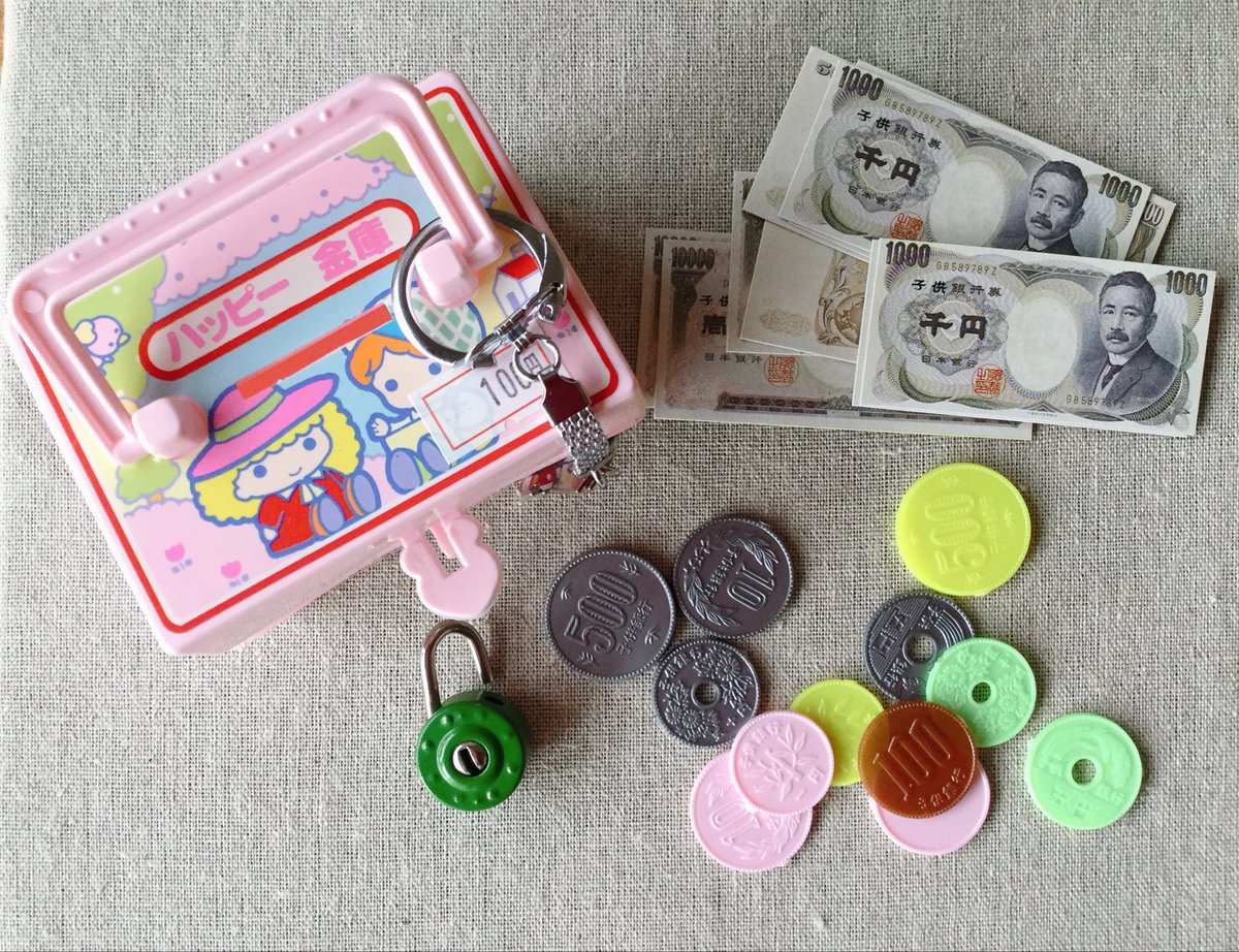 玩具メーカー『大倉トーイ』さんに併設された小売店『ビーズハウス』で買った物を種流別に紹介、その4。 1枚目は南京錠付きミニ金庫、2枚目 はミニミニお勝手セット、3、4枚目はアクセサリーセット、コンパクトが素敵です。 ＃東大阪市 ＃大倉トーイ ＃玩具メーカー