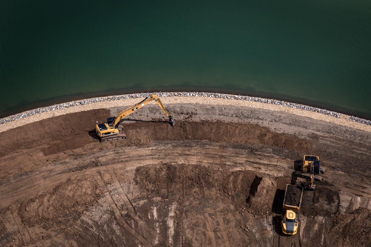 Meer ruimte voor verplaatsen van grond, binnen de veilige ruimte die er is. Staatssecretaris <a href="/SvVeldhoven/">Stientje v Veldhoven</a> zet vandaag een nieuwe stap in de aanpak van het PFAS-probleem. - rijksoverheid.nl/actueel/nieuws…
