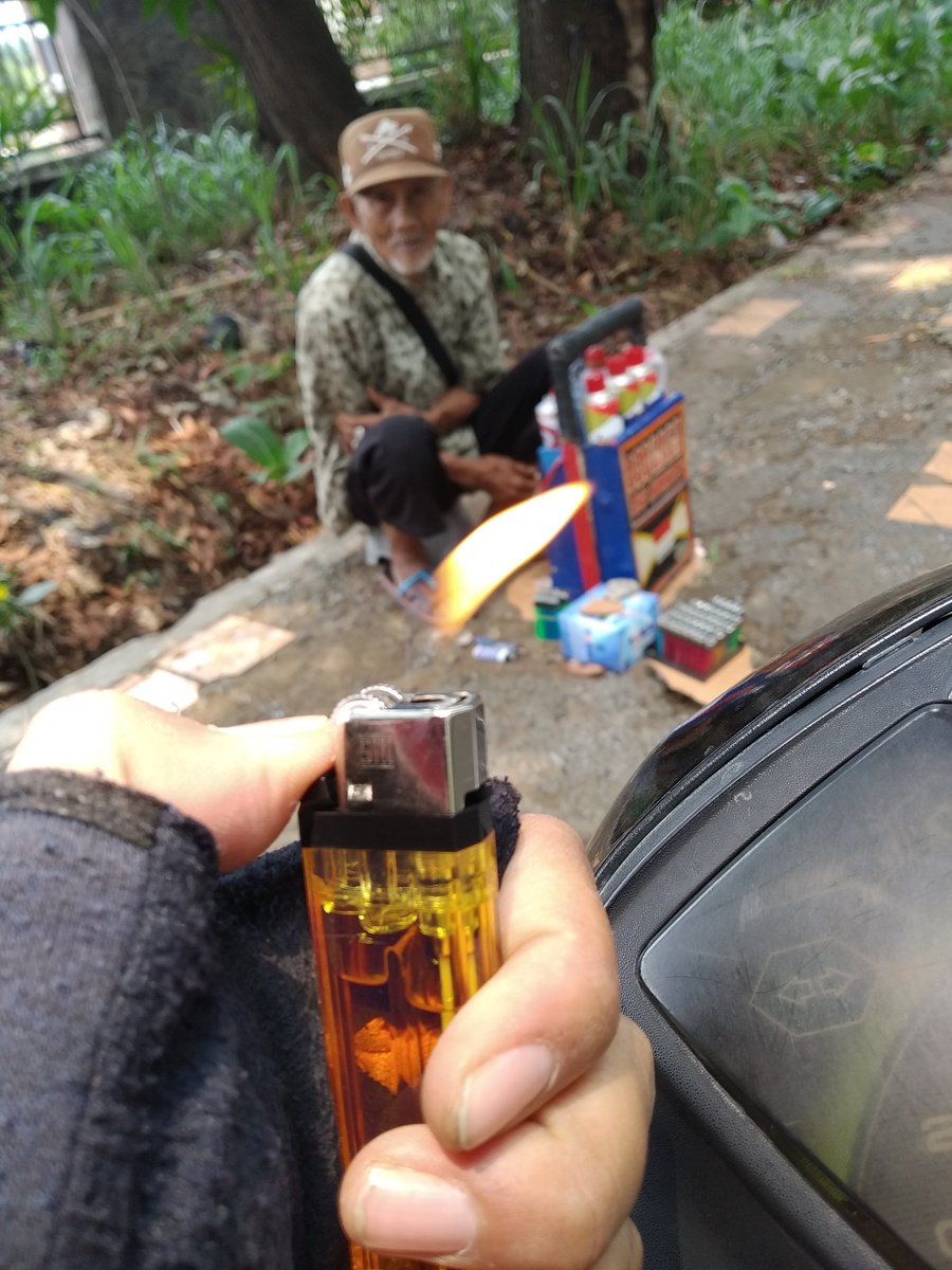 kaladincair's tweet photo. TWITTER PLEASE DO YOUR MAGIC

Tolong beli ya korek sama si bapak buat  yg perokok, dia standby di sekitar setu Cikaret, buat yg daerah cibinong, cikaret, pabuaran. Kasian si bapak tuli dan uangnya buat bayar kontrakan katanya

Semoga kebaikan kalian di balas oleh Tuhan 😇🙏🙏 https://t.co/e9YUCzE8Cn