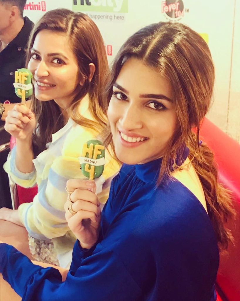 kritisanon's tweet photo. Happpiessttt birthday Kritss! @kriti_official May this year be memorable, beautiful and everything you dream of!! Keep shining my same-name buddy! 😉😘💞✨wish you all the love and happiness and Houssfull of success! 😜❤️ https://t.co/GQVHjKWt2z