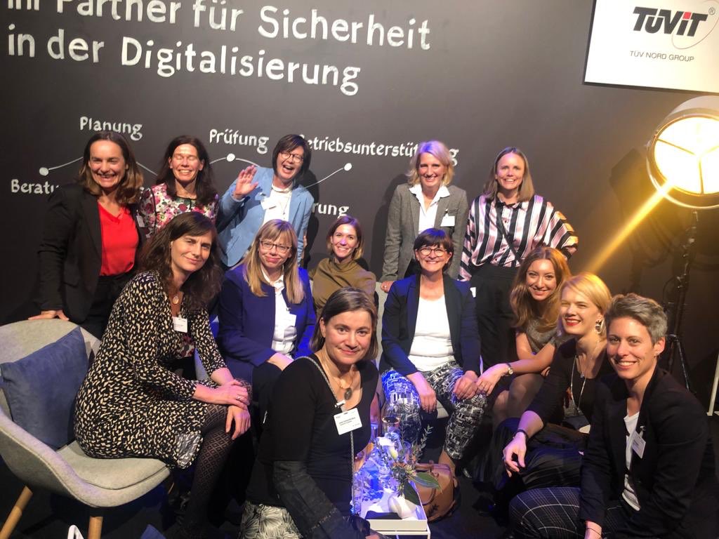 Das wird schon eine Tradition: Digital-Powerfrauen-Meetup bei <a href="/PorterBerlin/">PorterBerlin</a> auf dem #Digitalgipfel. Ein gute Laune Moment! Wir haben uns bestens unterhalten, Kontakte geknüpft u den einen oder anderen Mann irritiert 😂 (der #DigitalGipfel19 ist nicht direkt ein Hort von Frauen)