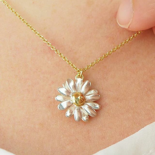 This little daisy is reminding me of sunny summer days spent making daisy chains, take me back!⁠ .⁠ .⁠ .⁠ .⁠ .⁠ #daisy #daisynecklace #daisypendant #daisyjewellery #daisyjewelry #goldneclace #inspiredbynature #flowernecklace #flowerjewellery #flo… ift.tt/2ovMD0Y