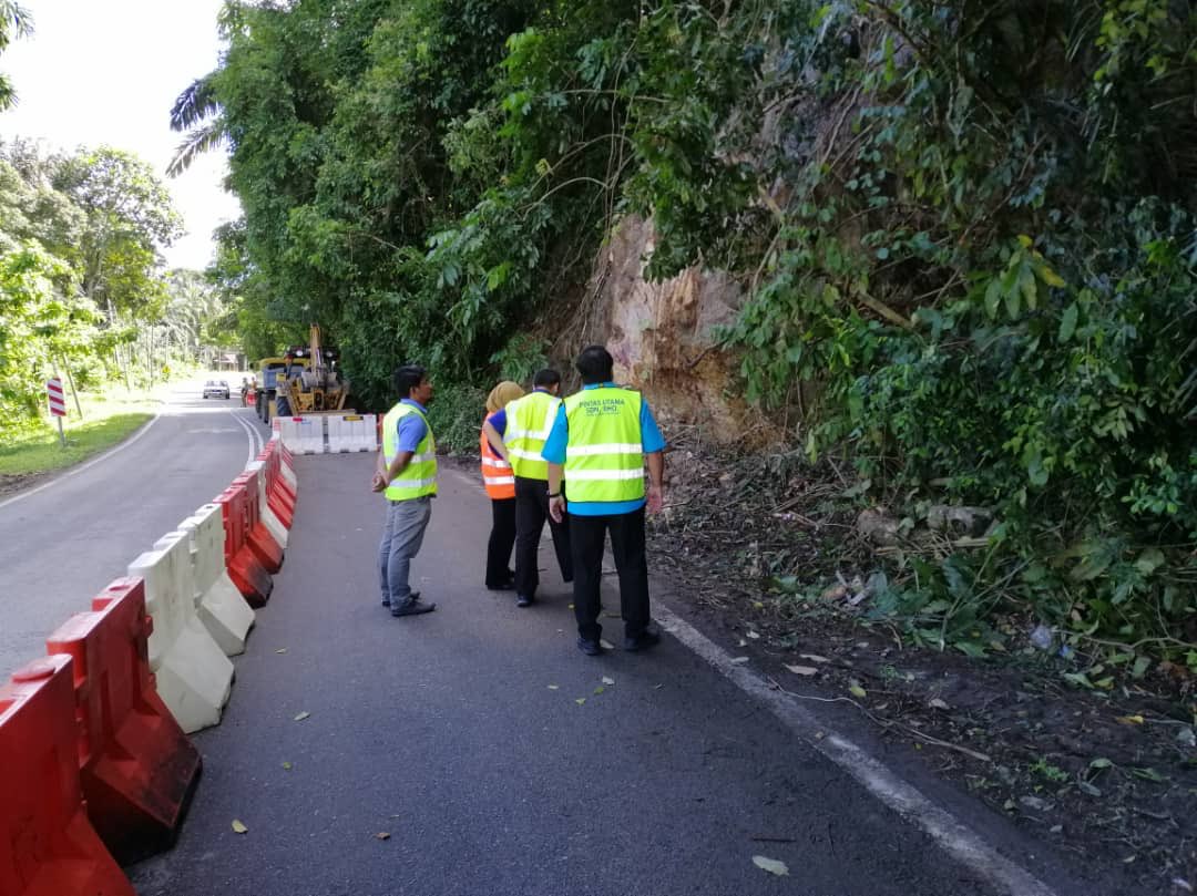 pintasutama's tweet photo. Untuk makluman pengguna
Jalan FT 073 Jalan Seputih - Batu Kapar Sek 32 (Laluan dari Pekan Parit ke Pekan Tanjung Belanja) Di buka semula &amp; 
Kerja-kerja pembinaan jalan sementara sedang dalam @JKRPERAK #PUSBCARE #PUSBtotalslopesolutions https://t.co/iAn2Mqa0c2