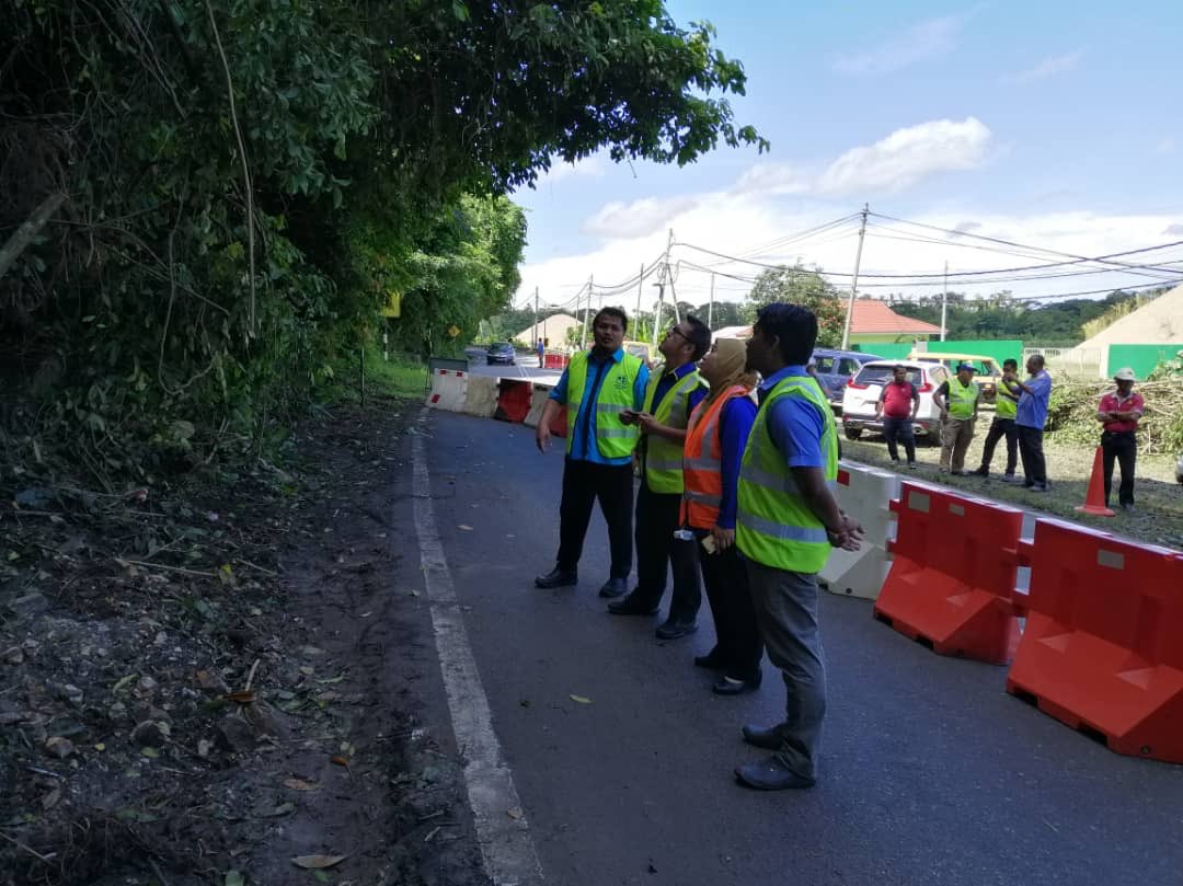 pintasutama's tweet photo. Untuk makluman pengguna
Jalan FT 073 Jalan Seputih - Batu Kapar Sek 32 (Laluan dari Pekan Parit ke Pekan Tanjung Belanja) Di buka semula &amp; 
Kerja-kerja pembinaan jalan sementara sedang dalam @JKRPERAK #PUSBCARE #PUSBtotalslopesolutions https://t.co/iAn2Mqa0c2