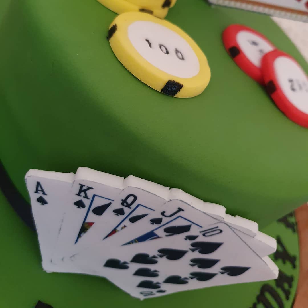 AuntieCakeBakes's tweet photo. Poker/Vegas themed cake 🃏♠️♥️♦️♣️

#auntiecakebakes #pokercake #vegascake #birthdaycake #40thbirthdsycake #baking #cakedecorating #cakemaker #essexbaker #eastlondonbaker https://t.co/rXIJ5fQBwK