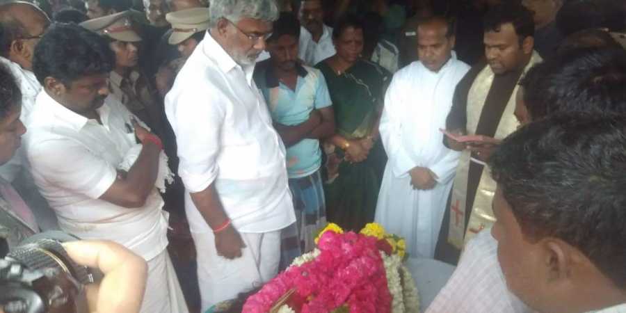 ثريد خبر | 

الطفل سوجيث هندي بالغ من العمر عامين كان يلعب خارج بيته حين وقع في بئر عميق 
كان الطفل...