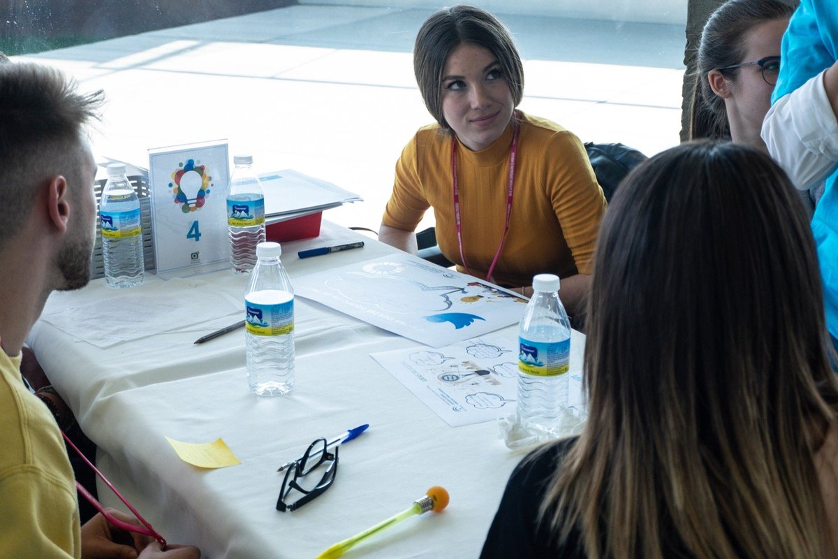 cadecadiz's tweet photo. Así han disfrutado los estudiantes de #FPGM #FPGS en Granada con #HackatonEmprende 🚀 Una jornada llena de emoción y, sin duda, repleta de ideas innovadoras y creativas para lanzar sus proyectos al estrellato 💫 https://t.co/A6uexGGtuE