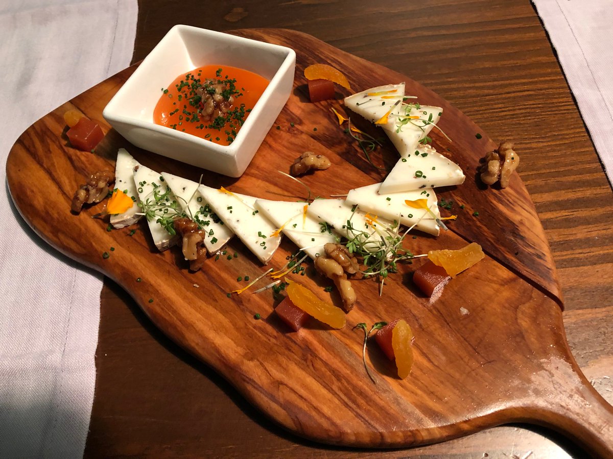LaMinervaCC's tweet photo. Otoño, tiempo de frutos secos para acompañar nuestros platos, o tablas de madera con buen queso de la tierra.

#LaMinerva #TaperíaenCáceres https://t.co/6jE6O68024
