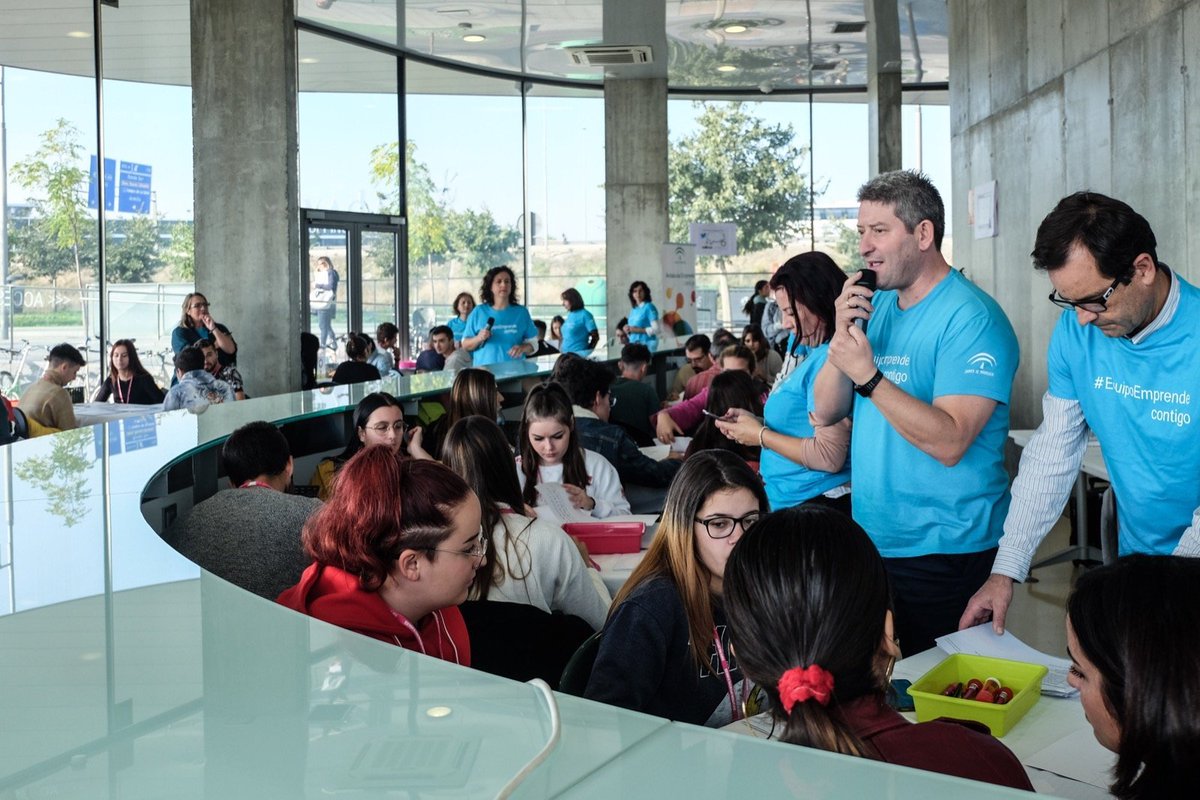 cadealmeria's tweet photo. "Estamos aquí para comernos el mundo 🌍" y los participantes nos lo están demostrando 🤩 Te dejamos los momentos más top 🔝 de #HackatonEmprende en #Granada 🚀
¡El nivel esta por las nubes! ☁ https://t.co/Gnb162Zalr