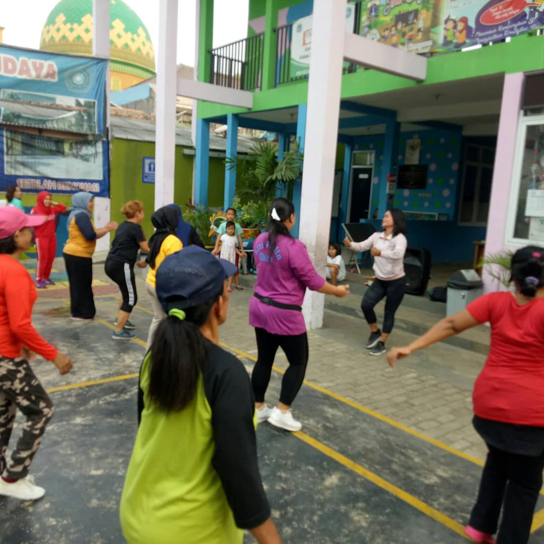 Senam Aerobik dari sudin Pora di ikuti oleh ibu ibu sekitar RPTRA, Yuk buat ibu ibu yang kece badai kalo mau ikutan langsung datang aja yaa setiap hari selasa jam 16.00 Wib s.d 17.30 WIB.  <a href="/Ermasuryani63/">Erma Suryani</a> <a href="/kusumawati_tuty/">Tuty Kusumawati</a> <a href="/tutykusumawati/">tutykusumawati</a> @sudinppappjp <a href="/dppappdki/">Dinas PPAPP Provinsi DKI Jakarta</a> <a href="/aniesbaswedan/">Anies Rasyid Baswedan</a>