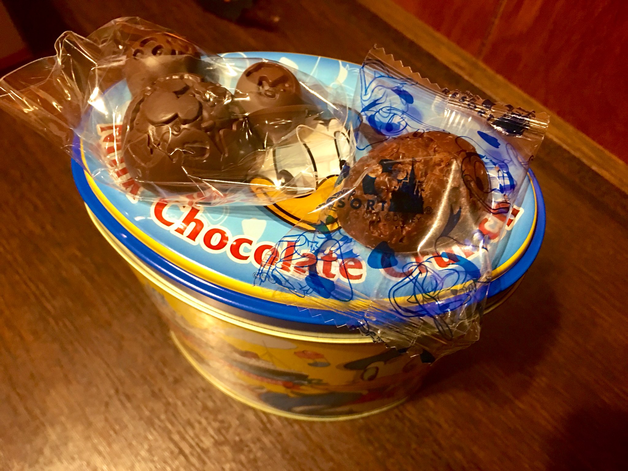 あると ディズニーのチョコクランチのミニチュア 消しゴム と本物を買ってきました めちゃくちゃ可愛い 印刷の細かいや缶の仕様の違いを見つけるの楽しい ミッキーシェイプ消しゴムだけ実際のクランチよりデカい T Co 0osrnnazzc