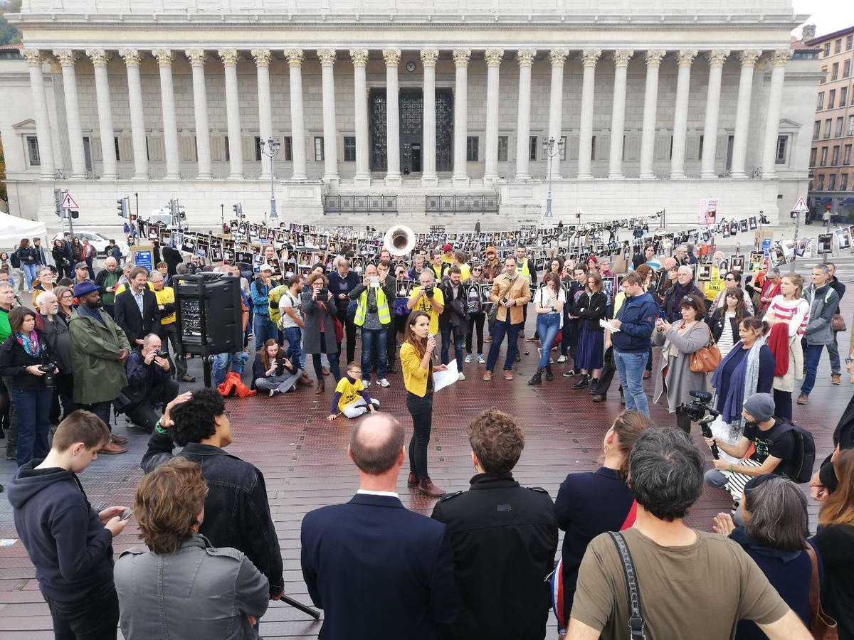 AnvCop21's tweet photo. I PROCÈS en APPEL de #BourgEnBresse I 

⚖️ Anne Sophie, Jean Marie, Nicolas, Hélène, Phillipe et Vincent sont entrés en fanfare dans le Tribunal de #Lyon pour la deuxième fois cette année. 

Pendant ce temps, @EmmanuelMacron n'a toujours pas de politique climatique et sociale ... https://t.co/c4LlbI3LKO