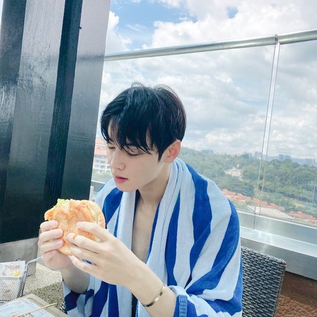 arohaaroha8's tweet photo. also,, what is that 💙 jdjsksksksksksks https://t.co/BItqtxuPAS