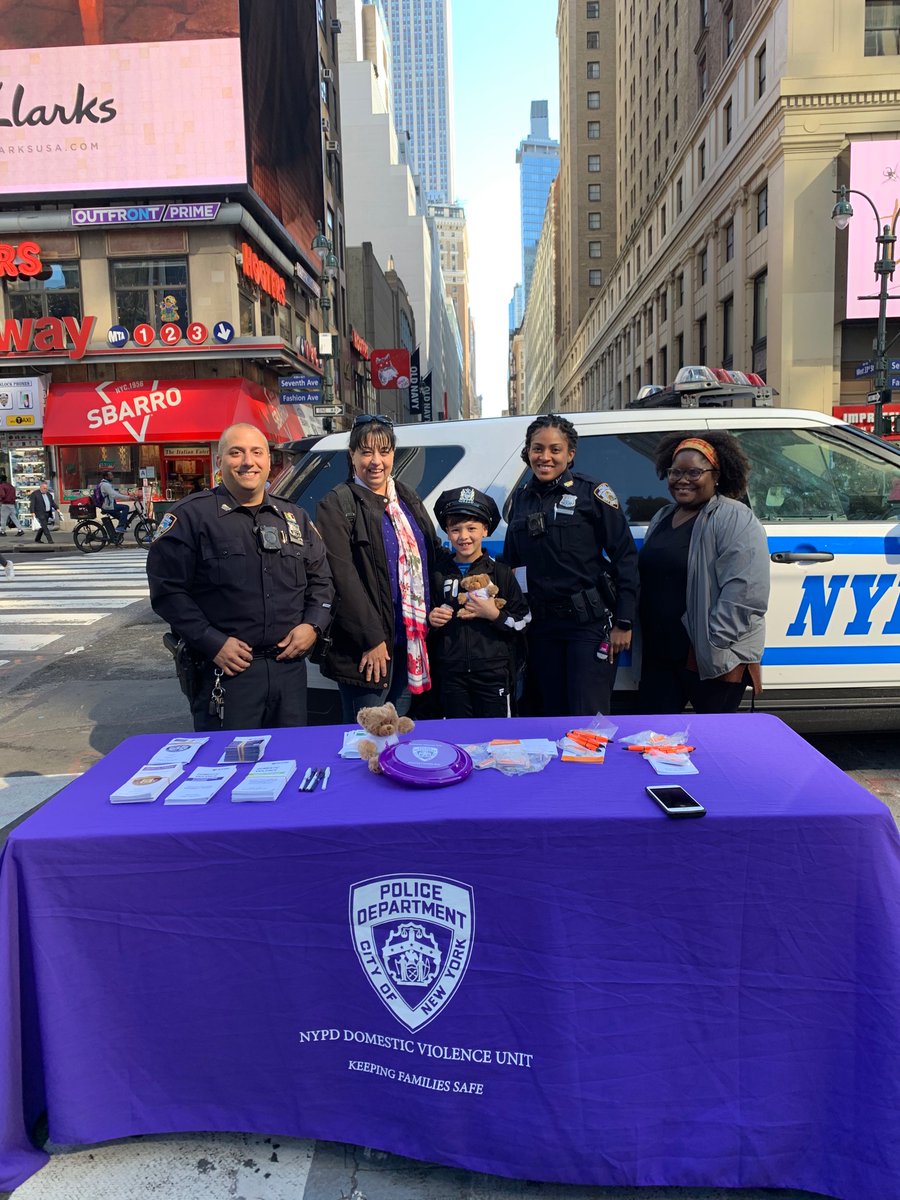 NYPDMTS's tweet image. Our Domestic Violence Officers &amp;amp; @SafeHorizon liaison reach out to families in #NYC by bringing the information &amp;amp; resources out to you! They table to spread awareness &amp;amp; tips to keep you safe from Domestic Violence. #DVAM2019 @NYPDDV
