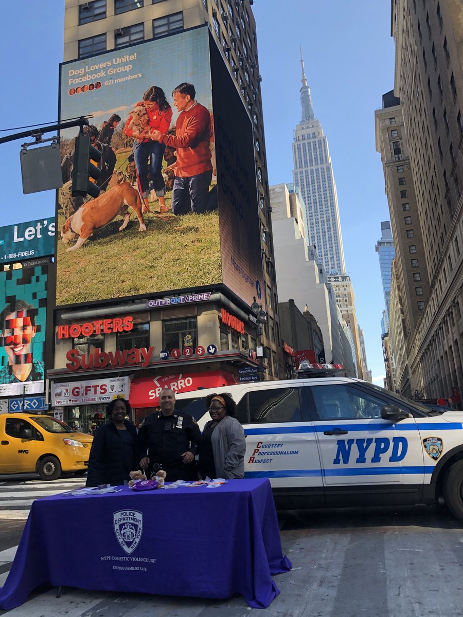 NYPDMTS's tweet image. Our Domestic Violence Officers &amp;amp; @SafeHorizon liaison reach out to families in #NYC by bringing the information &amp;amp; resources out to you! They table to spread awareness &amp;amp; tips to keep you safe from Domestic Violence. #DVAM2019 @NYPDDV