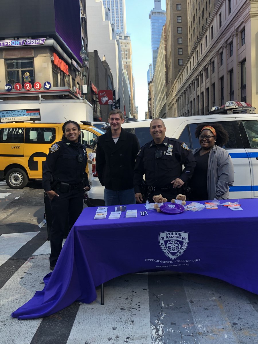 NYPDMTS's tweet image. Our Domestic Violence Officers &amp;amp; @SafeHorizon liaison reach out to families in #NYC by bringing the information &amp;amp; resources out to you! They table to spread awareness &amp;amp; tips to keep you safe from Domestic Violence. #DVAM2019 @NYPDDV