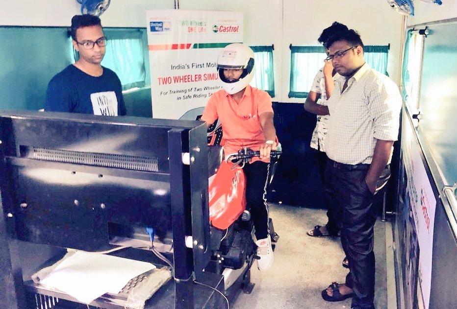 govaleajay's tweet photo. And if you happen to come to the #AndheriRTO for license renewal, don't miss attending free of cost training in road safety and safe 2 wheeler riding by @UWMumbai using India's first mobile two wheeler simulator under #TwoWheelsOneLife supported by @Castrol_India ##RoadSafety https://t.co/C1NI89cZQq