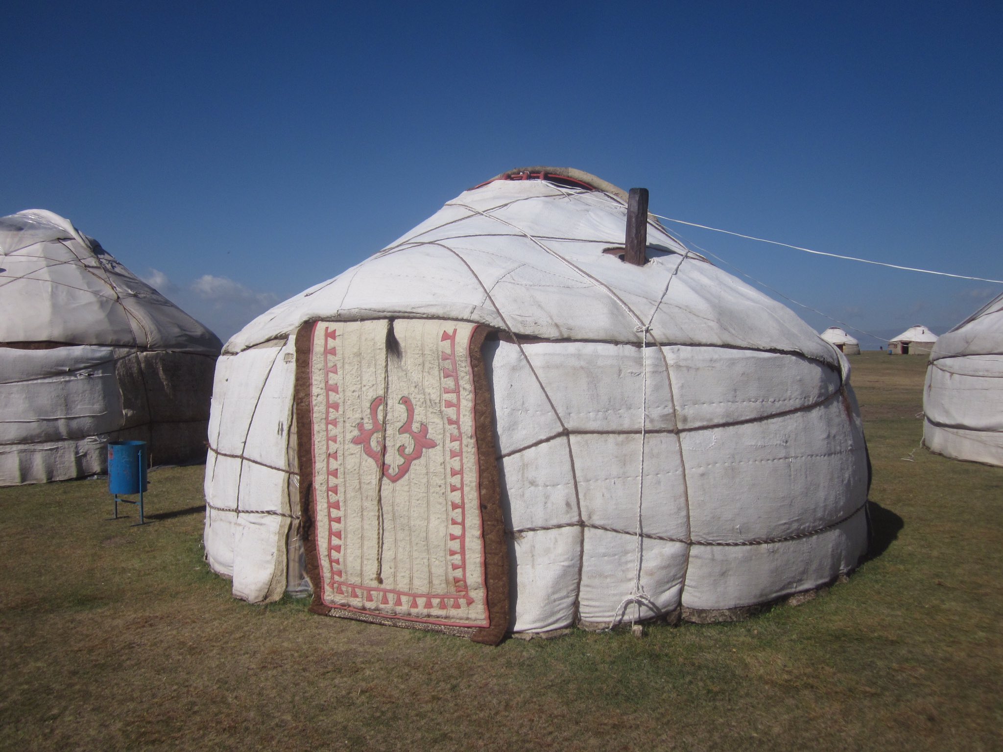 中央アジア コーカサスとゆかいな仲間たち 遊牧民の移動式住居 こちらはキルギス のボズウイ ユルタ 解体して移動できるため 遊牧生活に適した住居です 夏の暑い時期には裾をあげて風を通したり 冬の寒い時期にはフェルトを重ねて暖かくし
